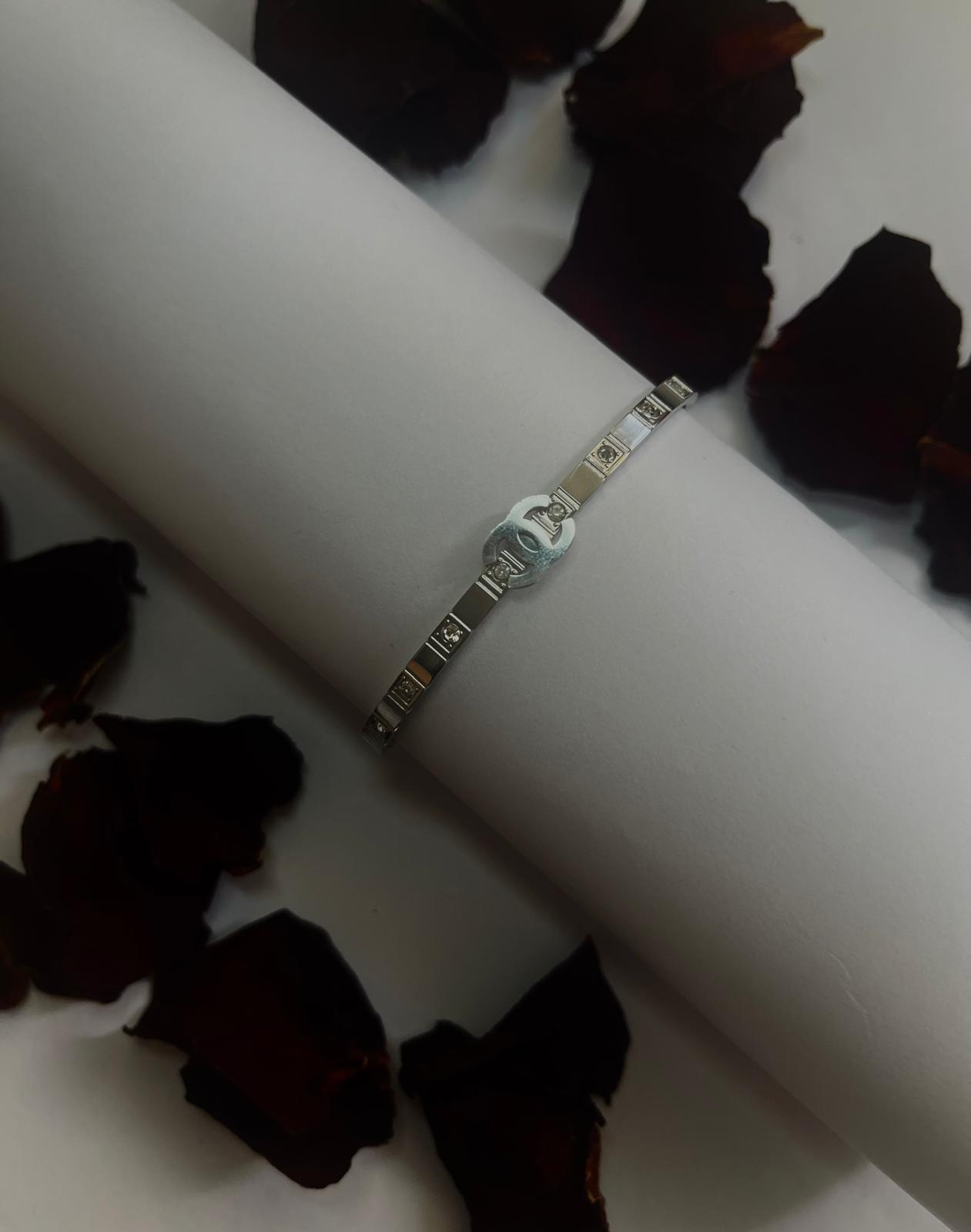 Chanel TAŞ DETAYLI KELEPÇE BİLEKLİK